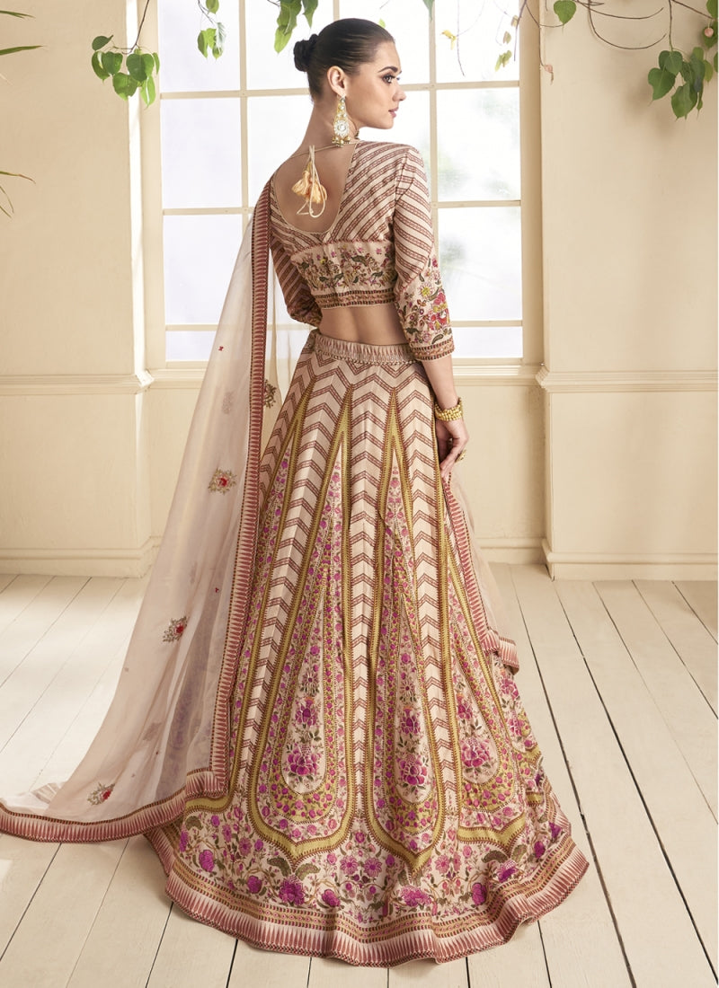 ملابس نسائية طموحة باللون البيج مع تطريز للمناسبات، LEHENGA CHOLI 