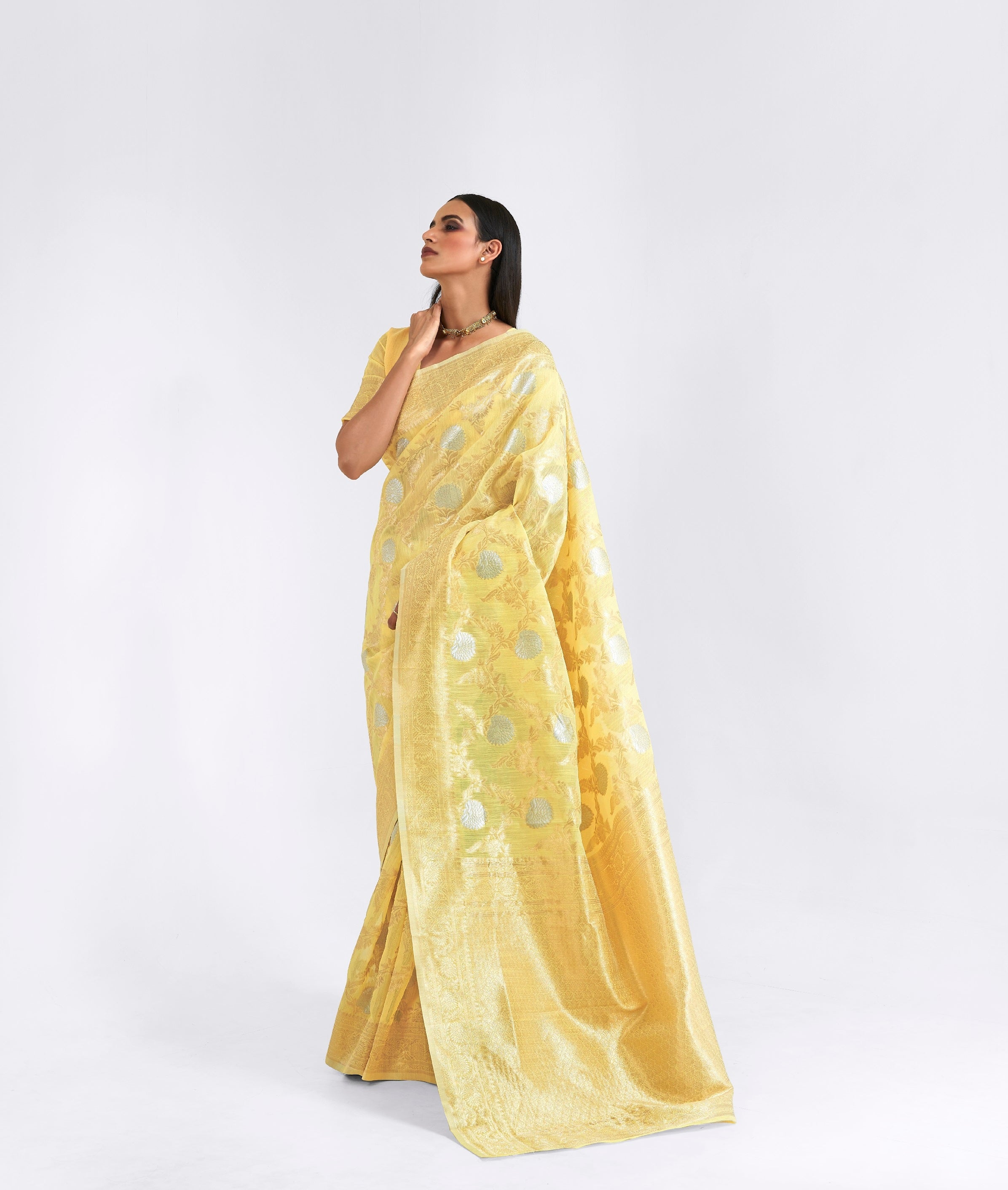 تصميم الزهور التقليدية من الحرير الكتاني الذهبي Zari النسيج الحدود ساري مع مصمم Pallu و Zari النسيج Butti تصميم بلوزة 