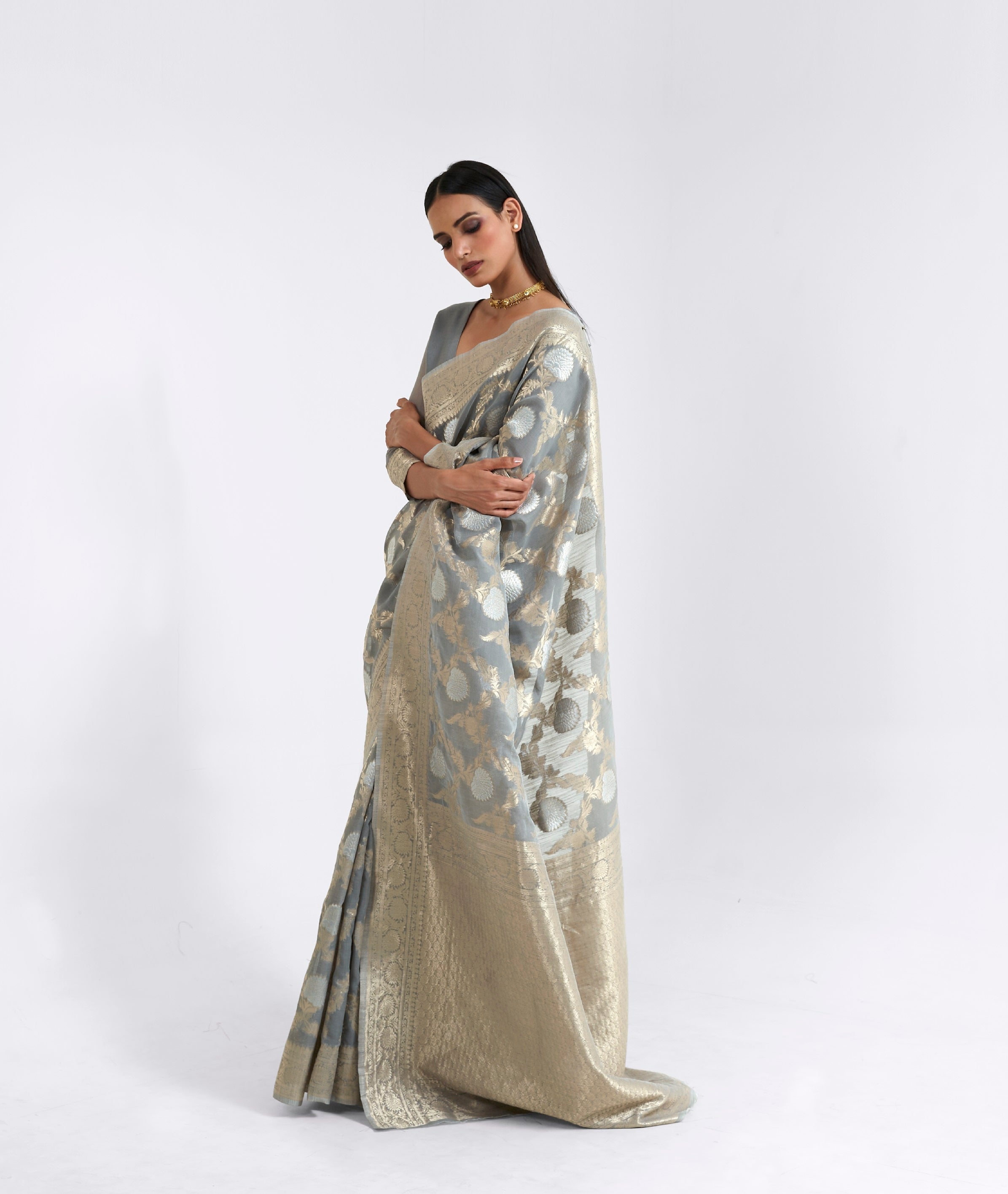 تصميم الزهور التقليدية من الحرير الكتاني الذهبي Zari النسيج الحدود ساري مع مصمم Pallu و Zari النسيج Butti تصميم بلوزة 