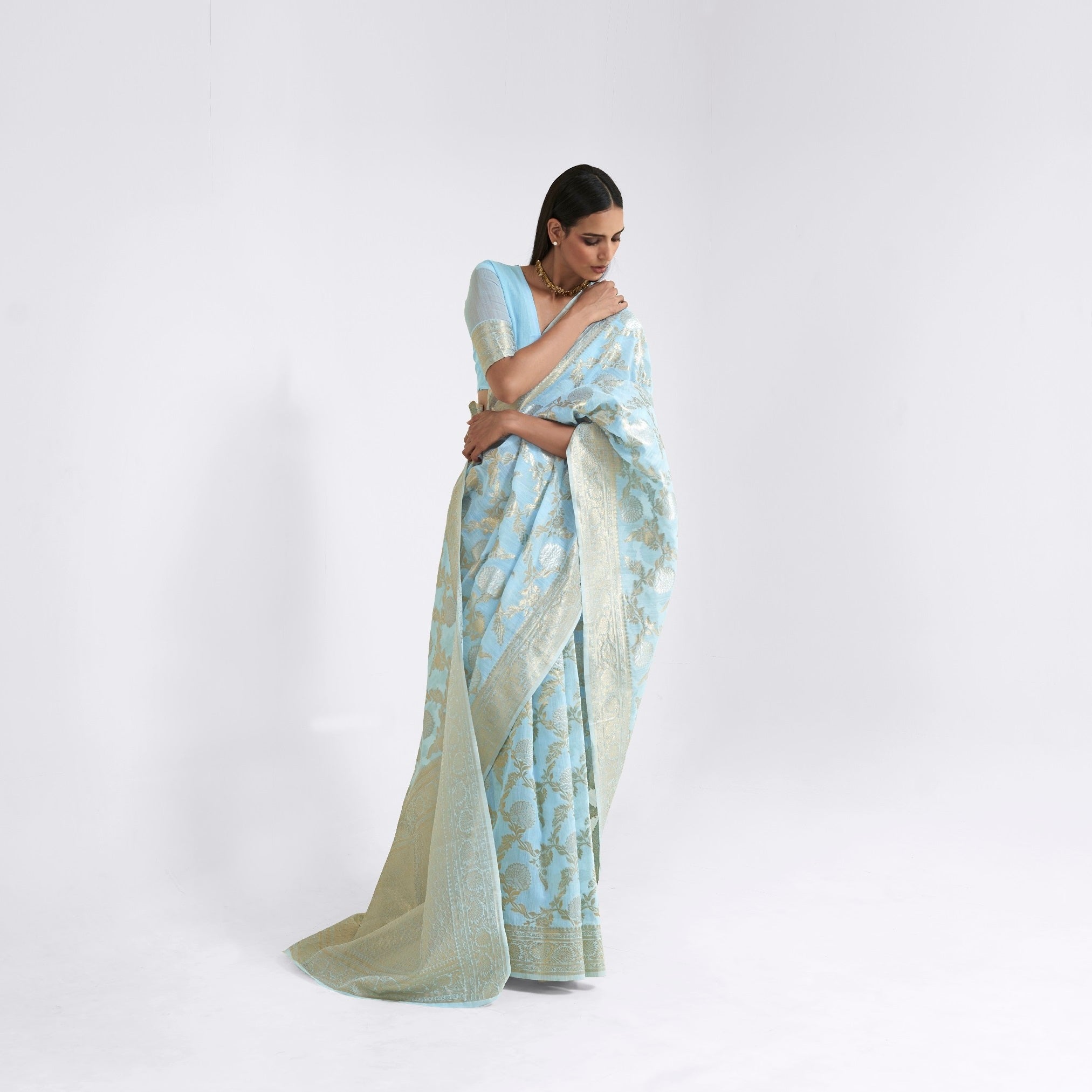 تصميم الزهور التقليدية من الحرير الكتاني الذهبي Zari النسيج الحدود ساري مع مصمم Pallu و Zari النسيج Butti تصميم بلوزة 