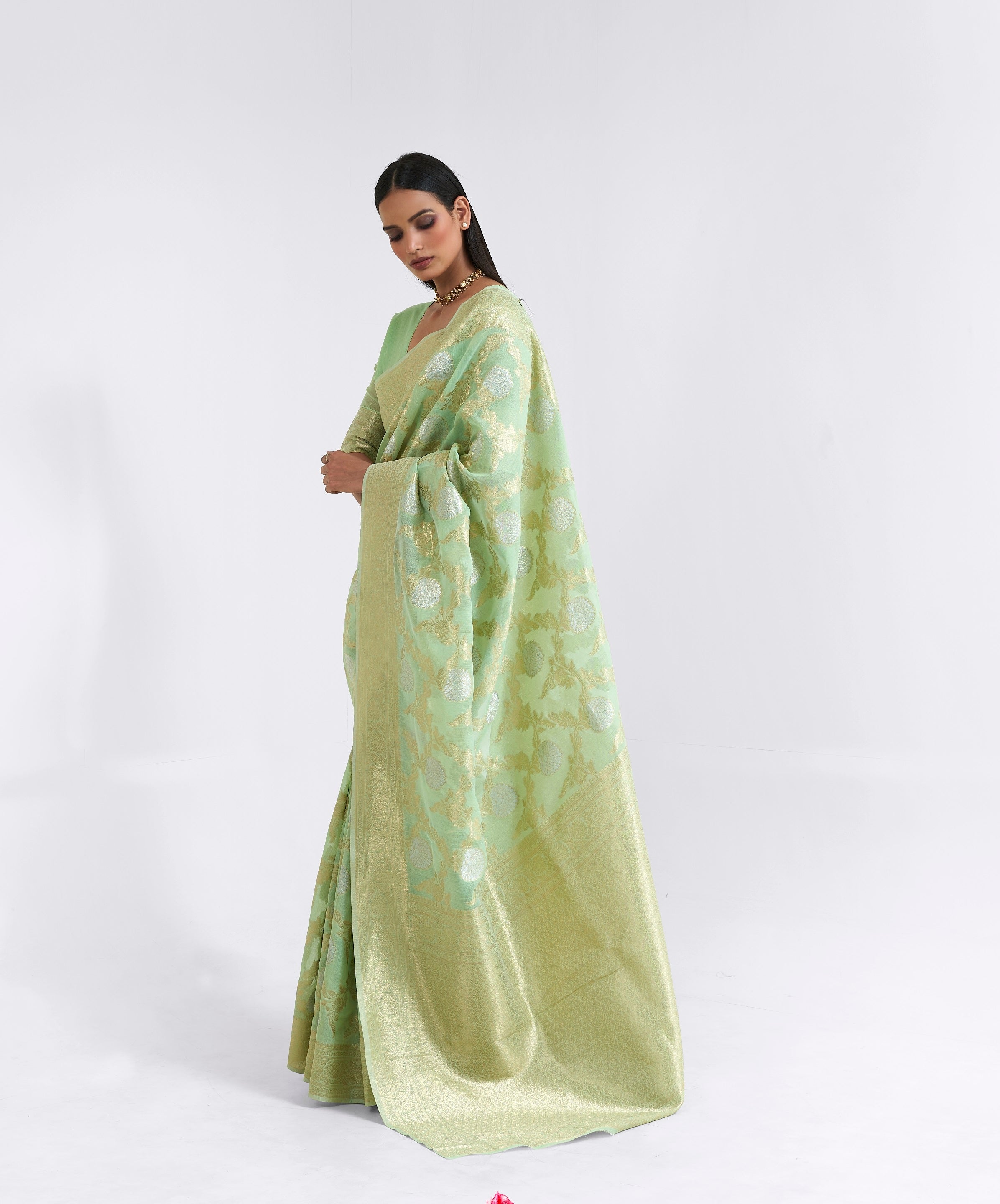 تصميم الزهور التقليدية من الحرير الكتاني الذهبي Zari النسيج الحدود ساري مع مصمم Pallu و Zari النسيج Butti تصميم بلوزة 