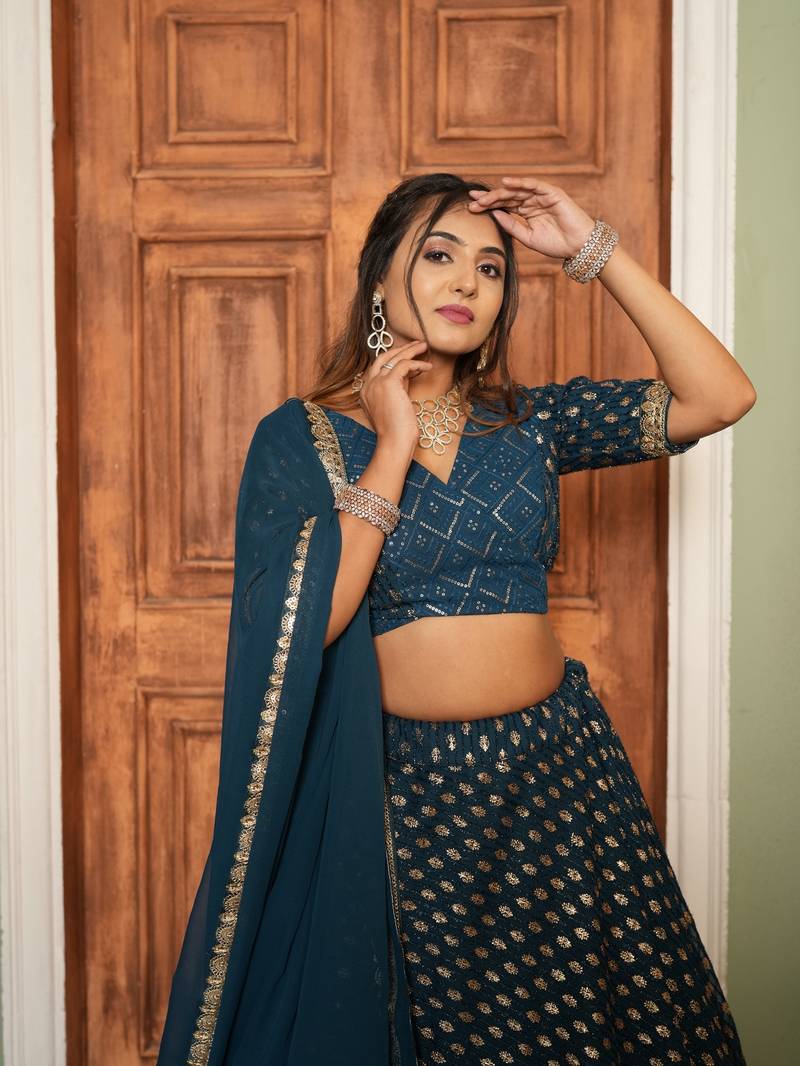 طباعة رقائق جورجيت للسيدات، باللون الأزرق المخضر، مع تطريز ZARI Sequence، مصمم العمل LEHENGA CHOLI 