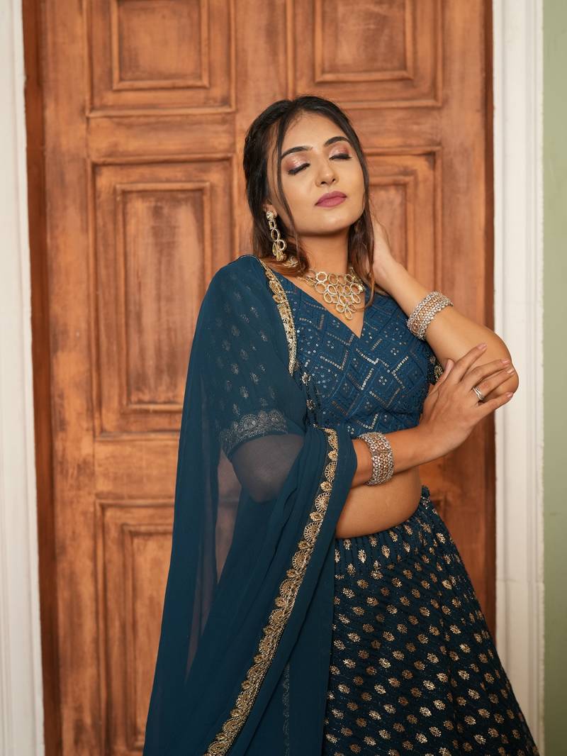 طباعة رقائق جورجيت للسيدات، باللون الأزرق المخضر، مع تطريز ZARI Sequence، مصمم العمل LEHENGA CHOLI 