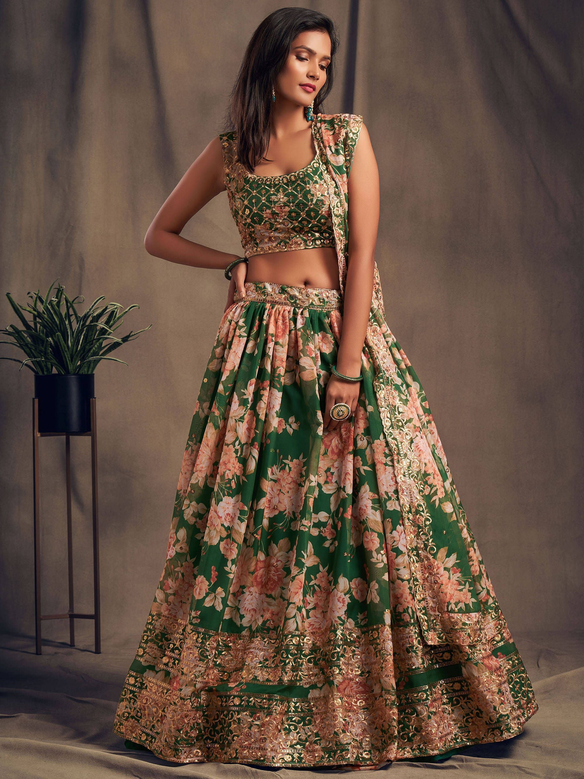 الأزهار الخضراء المطرزة الأورجانزا ملابس الزفاف Lehenga Choli