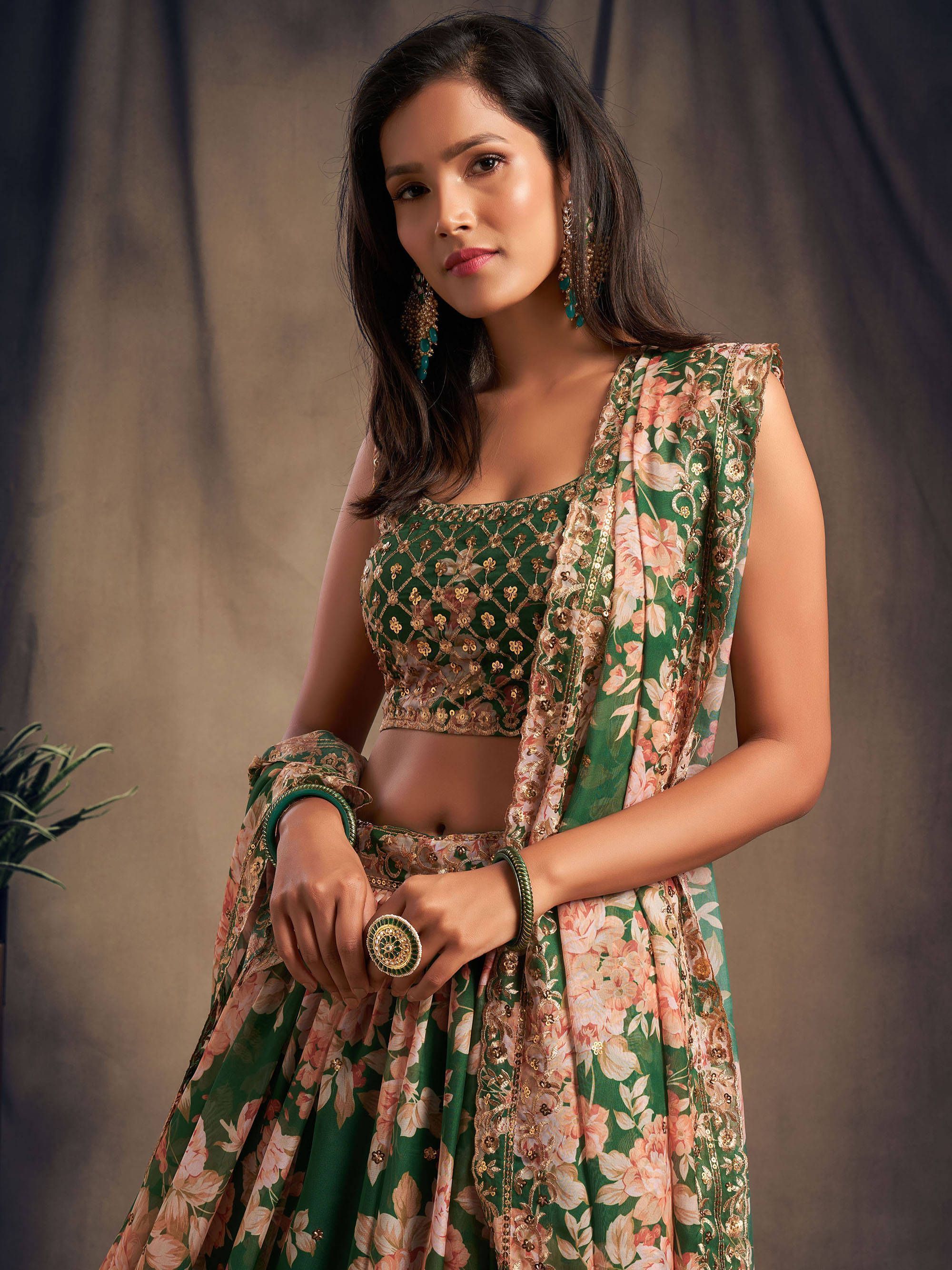 الأزهار الخضراء المطرزة الأورجانزا ملابس الزفاف Lehenga Choli